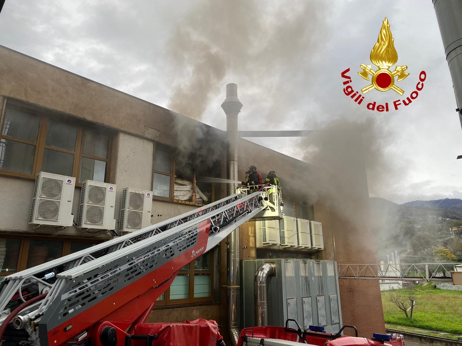 Rogo a capannone commerciale nel cosentino. Intervento dei Vvf