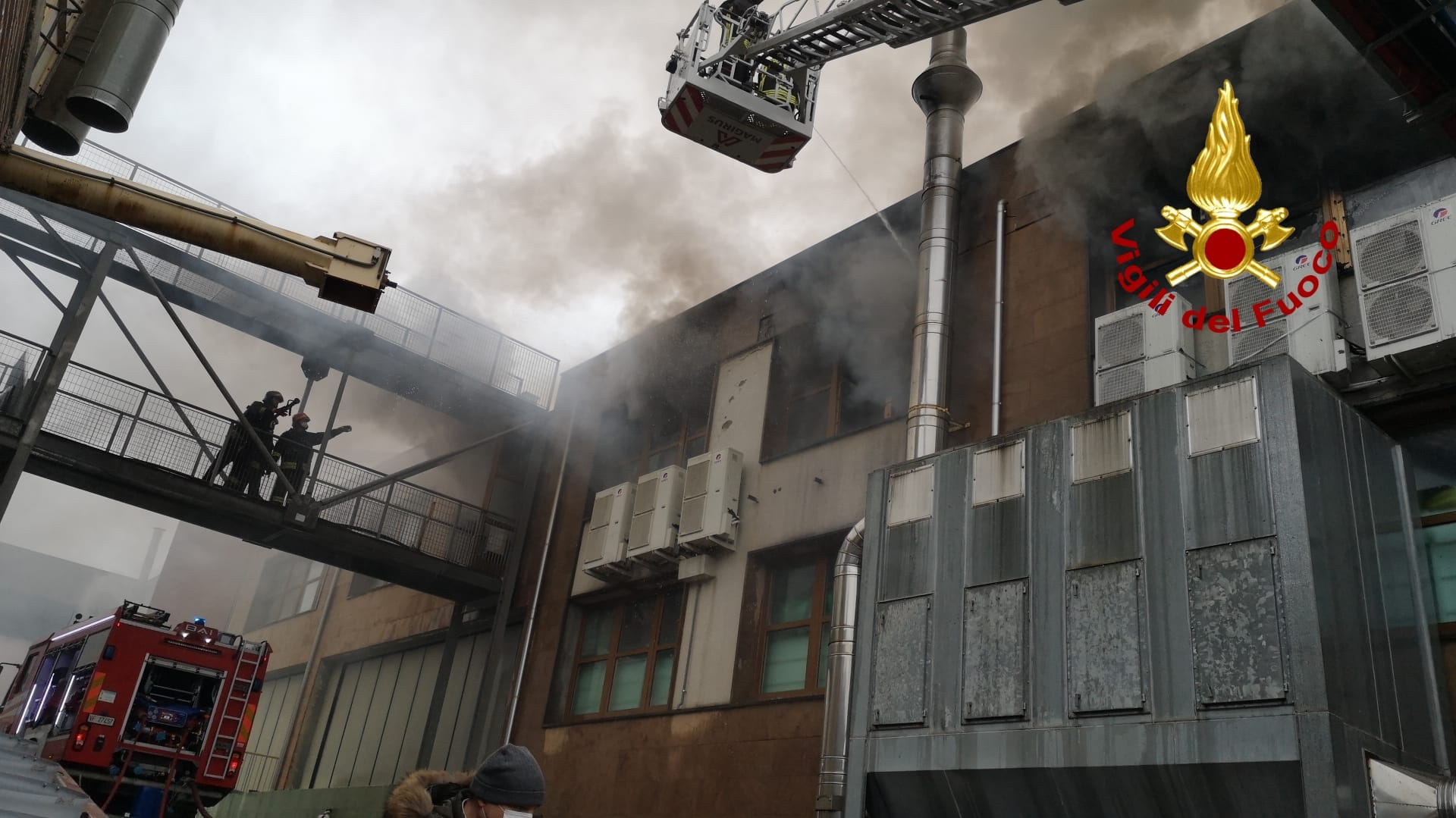 Rogo a capannone commerciale nel cosentino. Intervento dei Vvf