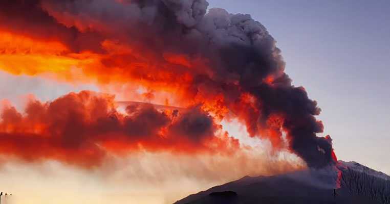 Eruzione dell'Etna, dal vulcano lava e un'alta colonna fumo “violenta attività infrasonica"