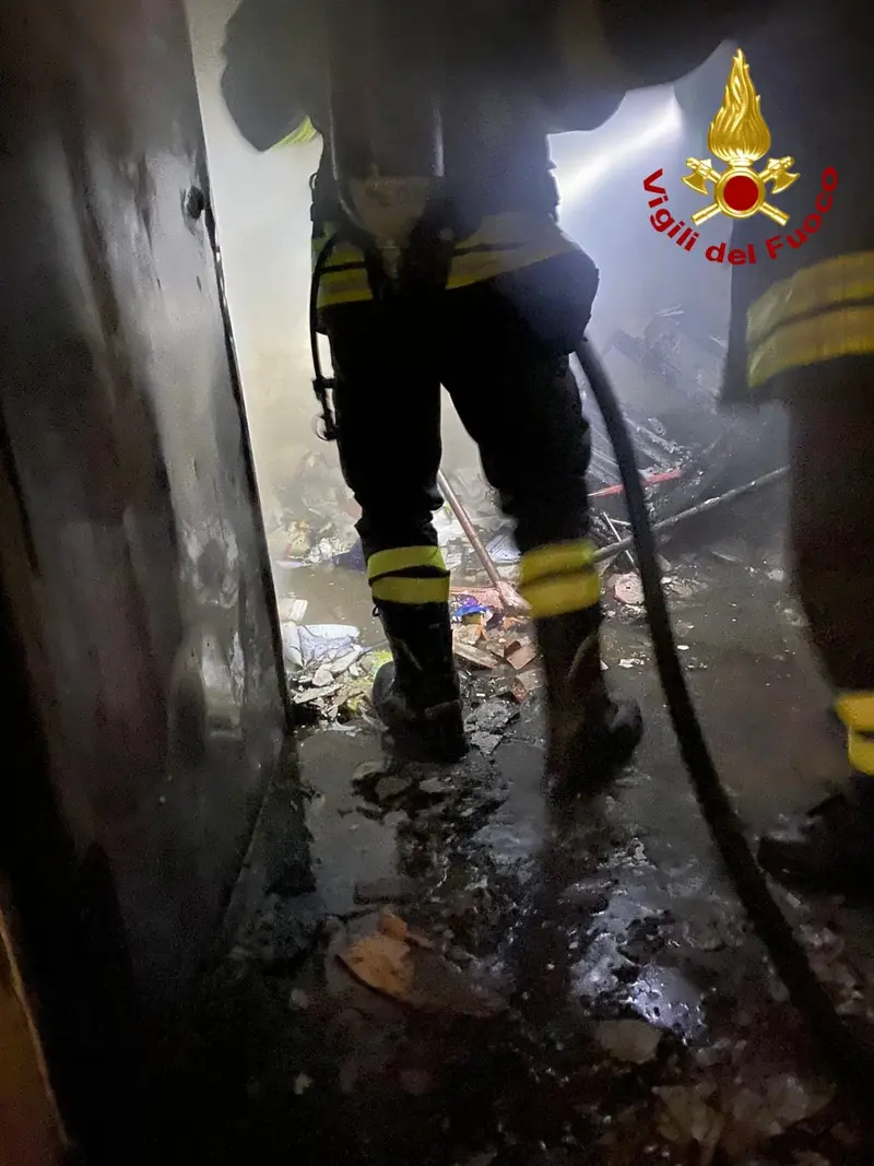 Catanzaro incendio edificio scolastico, ipotesi dolo. Intervento dei Vvf e Ps