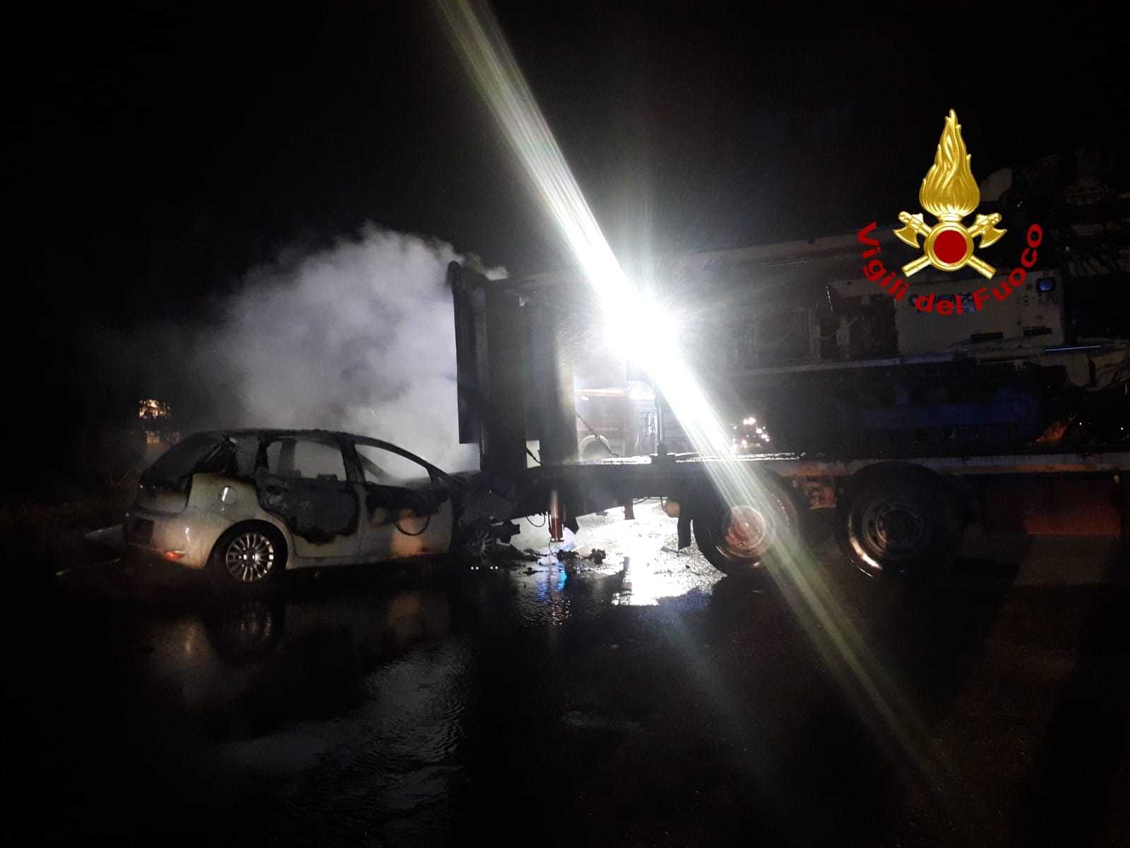 Incidente su SS106, scontro auto con camion dopo l’impatto l’auto si incendia. Intervento dei Vvf