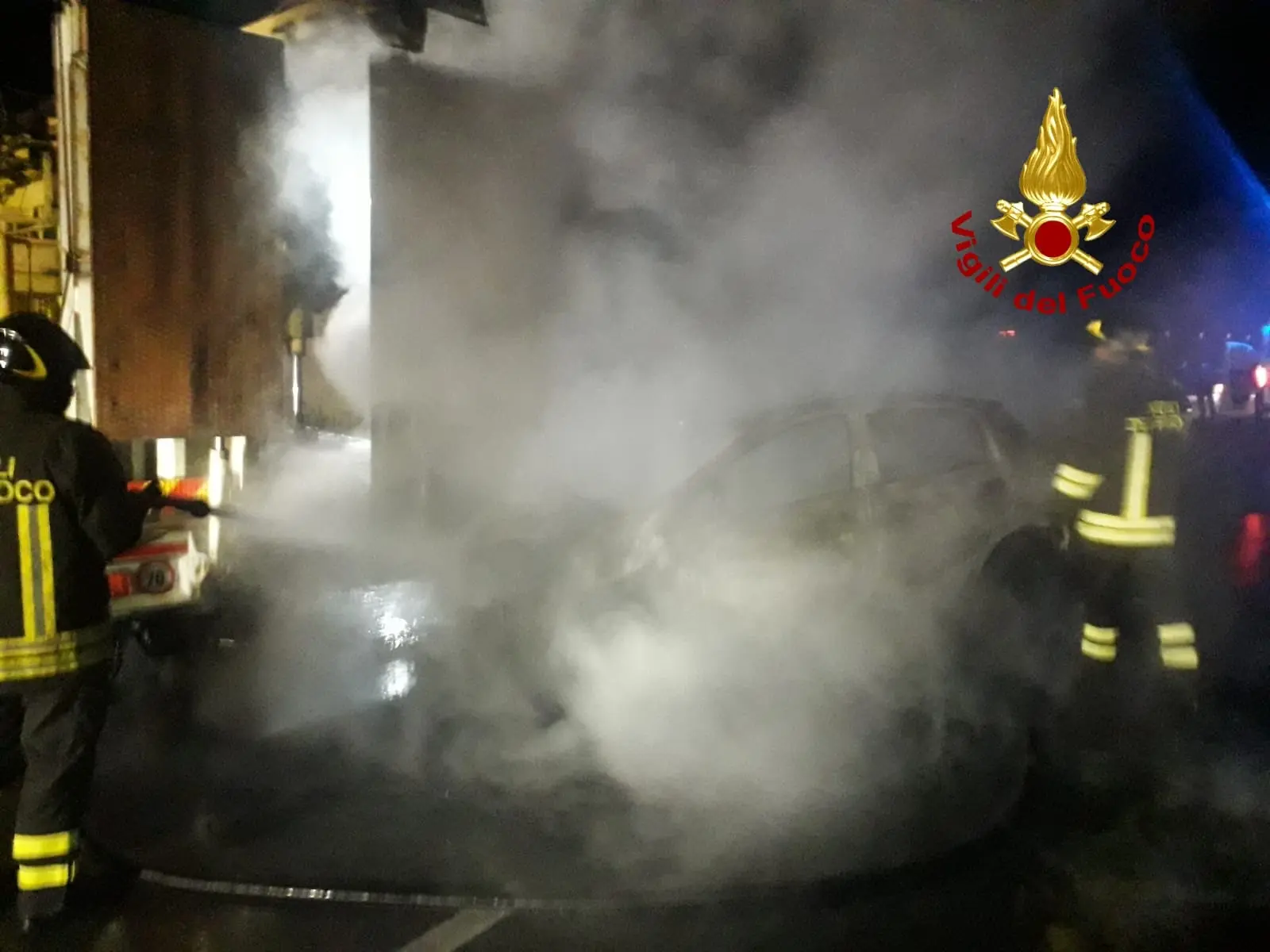 Incidente su SS106, scontro auto con camion dopo l’impatto l’auto si incendia. Intervento dei Vvf