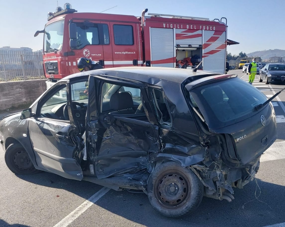 Incidenti stradali. SS106: scontro tra due auto i Vvf eatraggono dalle lamiere il conducente