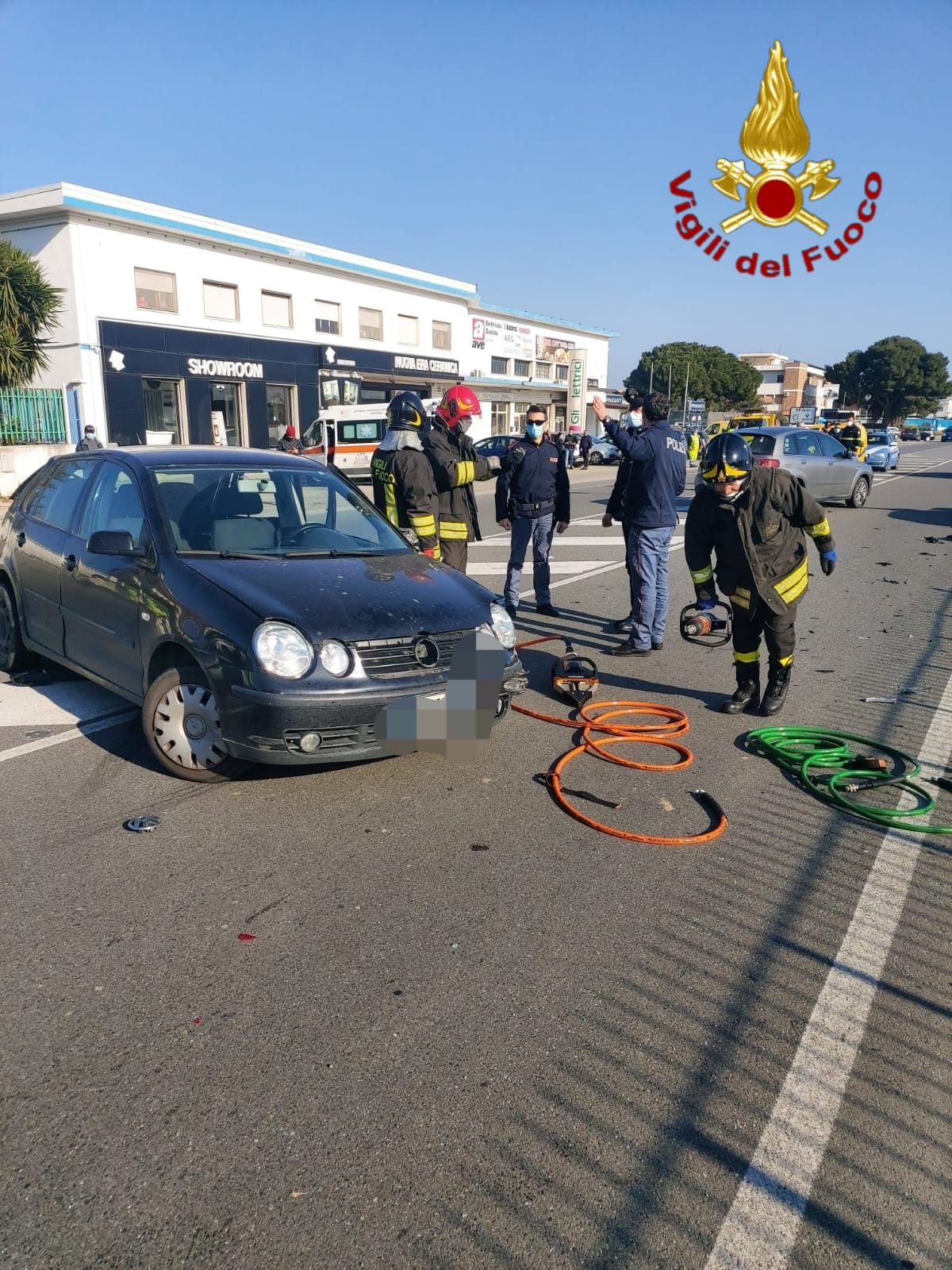 Incidenti stradali. SS106: scontro tra due auto i Vvf eatraggono dalle lamiere il conducente