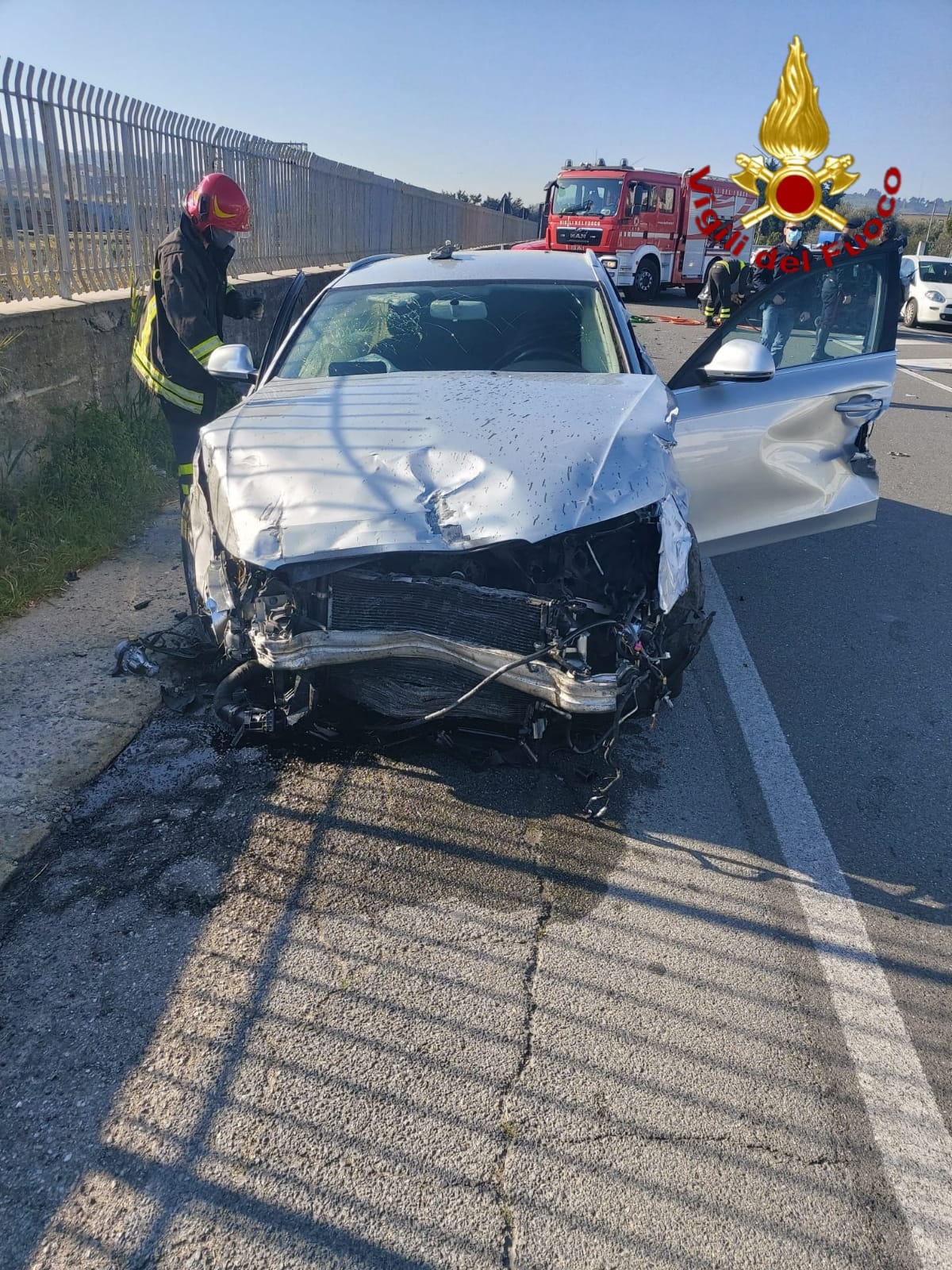 Incidenti stradali. SS106: scontro tra due auto i Vvf eatraggono dalle lamiere il conducente