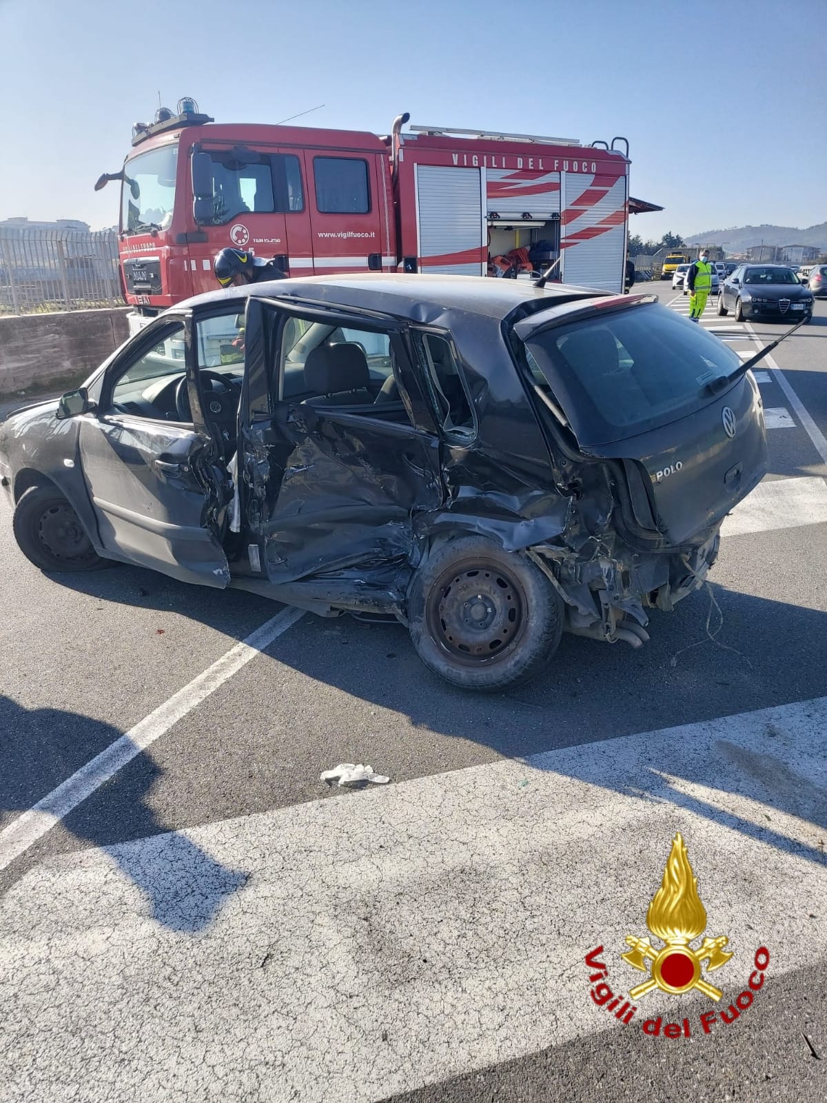 Incidenti stradali. SS106: scontro tra due auto i Vvf eatraggono dalle lamiere il conducente
