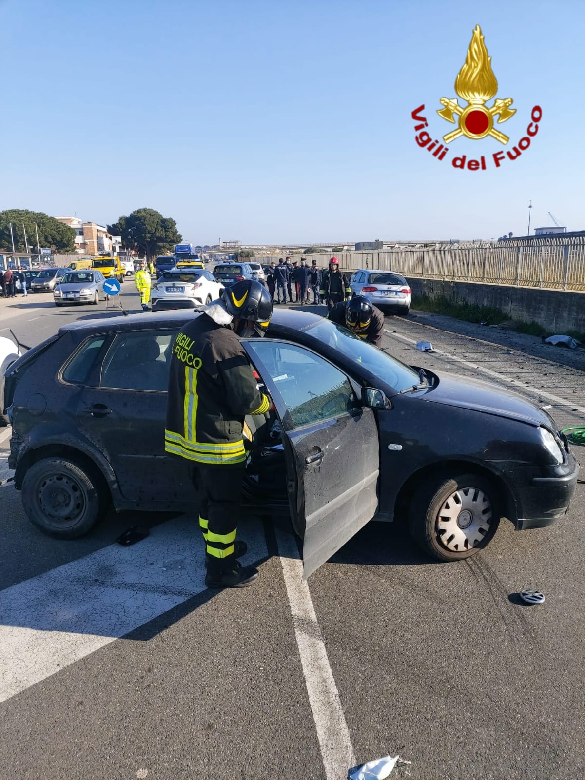 Incidenti stradali. SS106: scontro tra due auto i Vvf eatraggono dalle lamiere il conducente