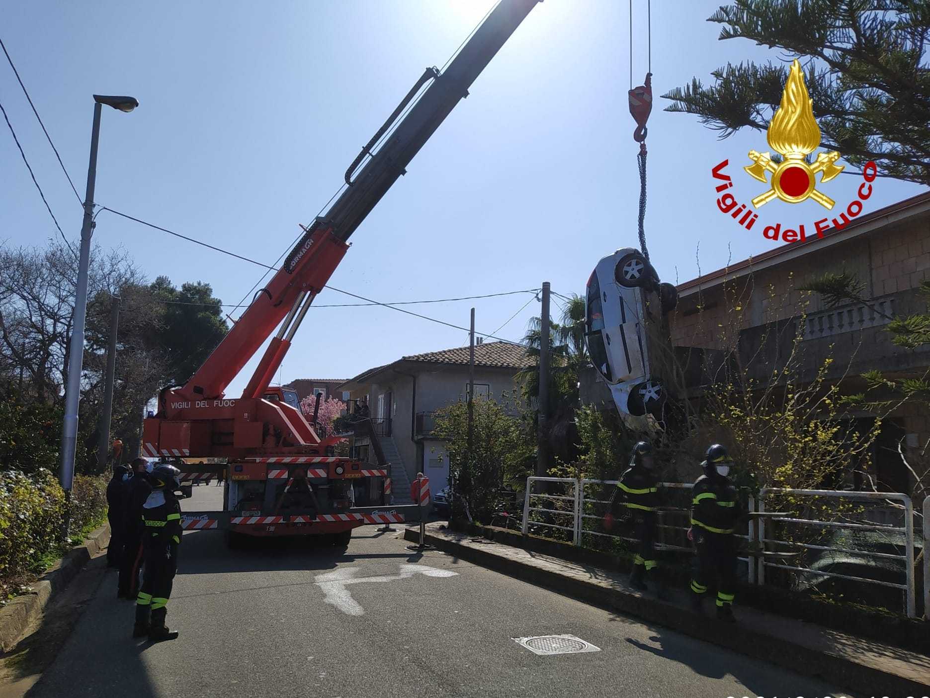 Maida, auto perde il controllo si ribalta e precipita all'interno del cortile. Intervento dei Vvf