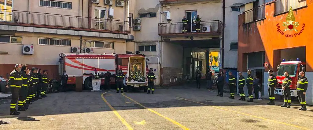 La Sacra Icona della Madonna del Pilerio ha fatto visita al Comando dei Vigili del fuoco.