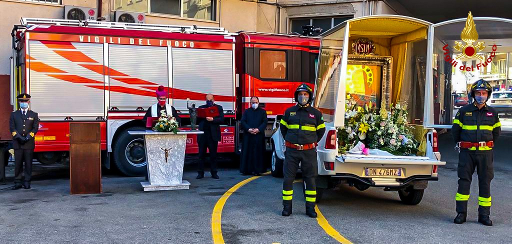 La Sacra Icona della Madonna del Pilerio ha fatto visita al Comando dei Vigili del fuoco.