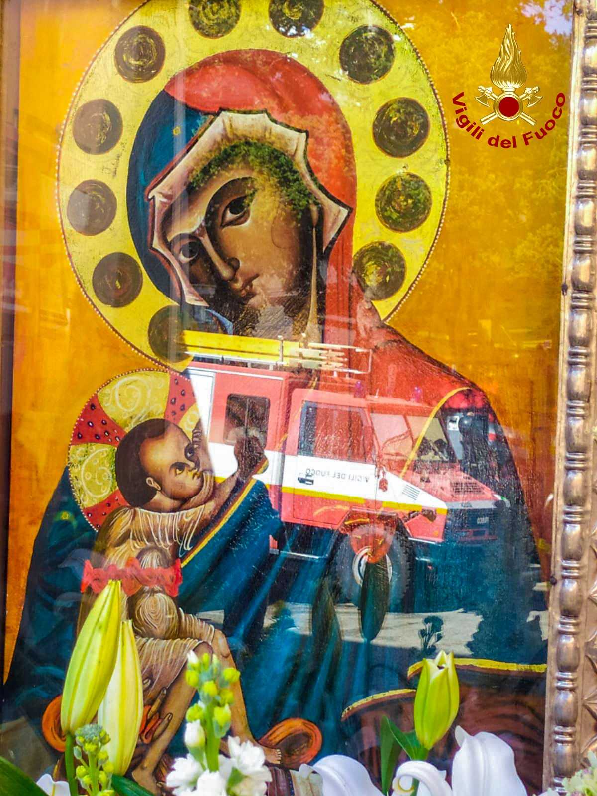 La Sacra Icona della Madonna del Pilerio ha fatto visita al Comando dei Vigili del fuoco.