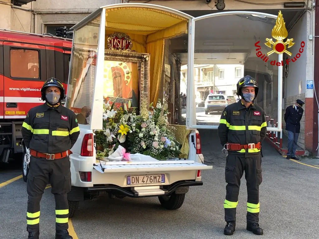 La Sacra Icona della Madonna del Pilerio ha fatto visita al Comando dei Vigili del fuoco.