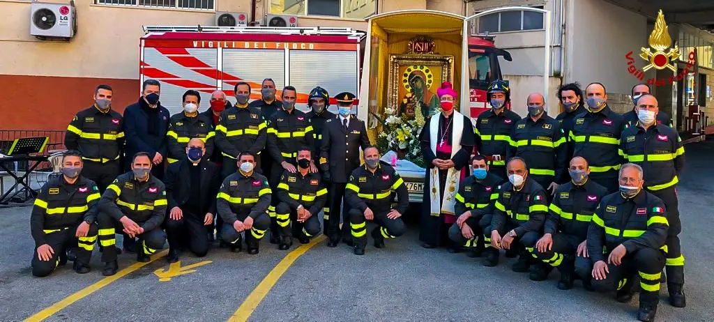 La Sacra Icona della Madonna del Pilerio ha fatto visita al Comando dei Vigili del fuoco.