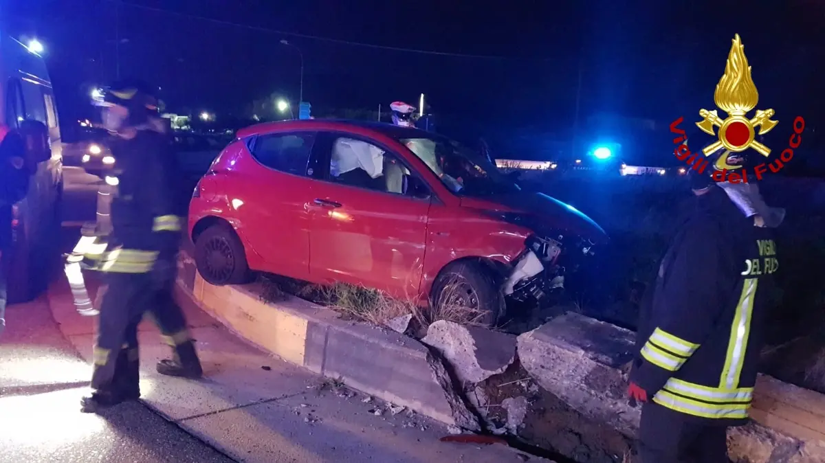 Simeri SS106: auto perde il controllo e impatta violentemente contro palo. Intervento dei Vvf