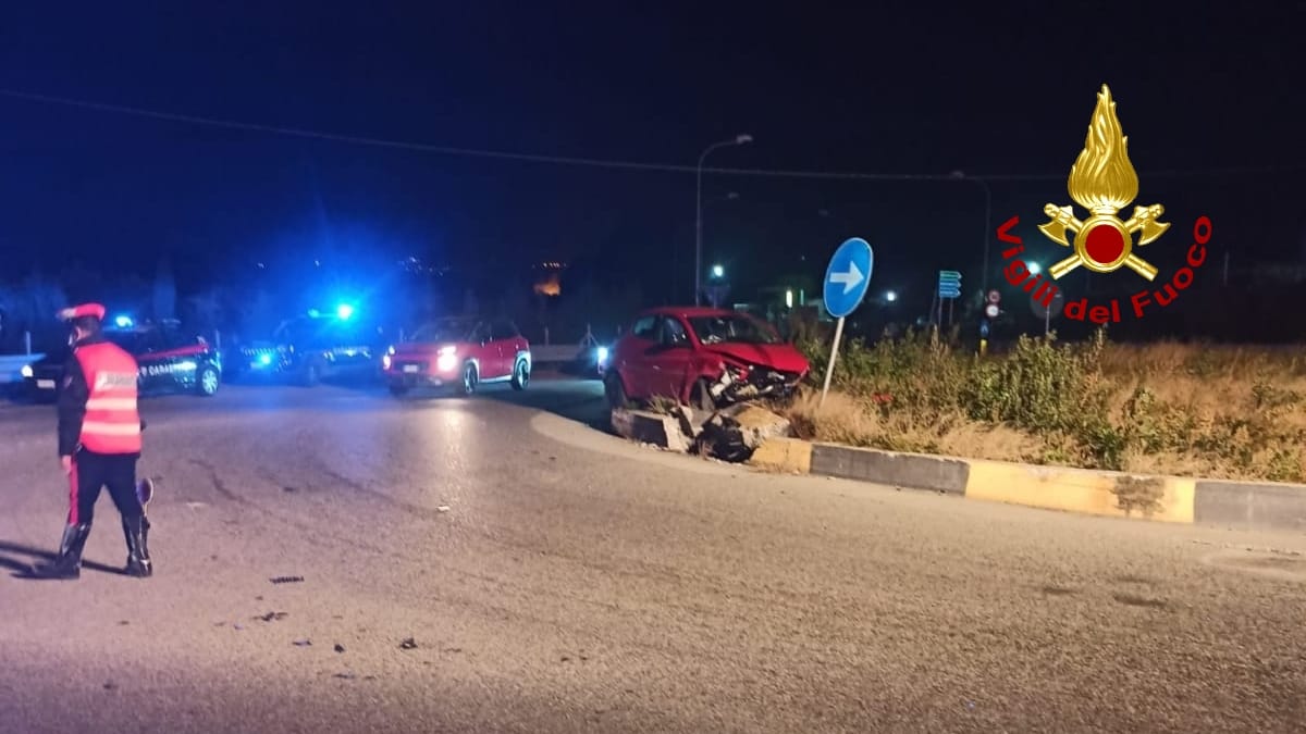 Simeri SS106: auto perde il controllo e impatta violentemente contro palo. Intervento dei Vvf