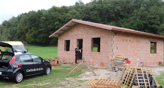 Scoperta costruzione abusiva, denunciata coppia pensionati