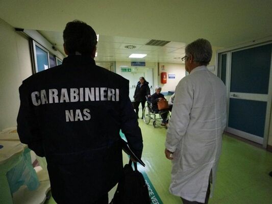 Covid: controlli Nas in bar ospedali, irregolari uno su tre