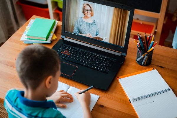 Giovani studenti: ecco alcuni consigli per unire lo studio al movimento