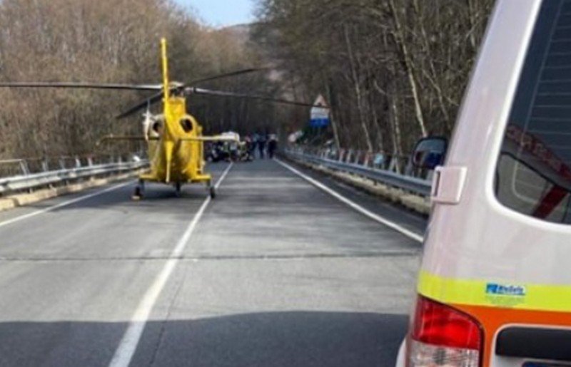 Incidenti stradali. Tragedia su SS107|: scontro tra auto, una vittima Tre persone ferite