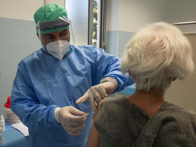 Covid. San Giovanni in Fiore. Per la vaccinazione, Sindaca Succurro: navetta gratuita per gli 80enni