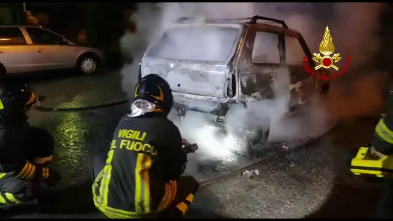 Auto in fiamme nel Catanzarese, intervento dei VVF