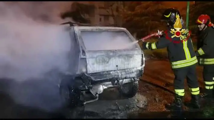 Auto in fiamme nel Catanzarese, intervento dei VVF