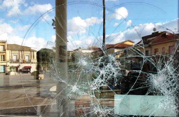 Nella notte preso di mira l'ingresso del Municipio!