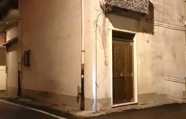 Arrestata la persona che probabilmente ha danneggiato la porta d'ingresso del Municipio.