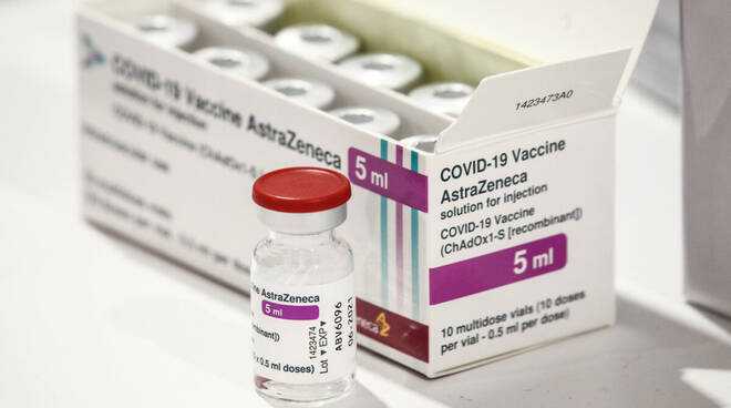 Covid, l’Aifa sospende il vaccino AstraZeneca in Italia