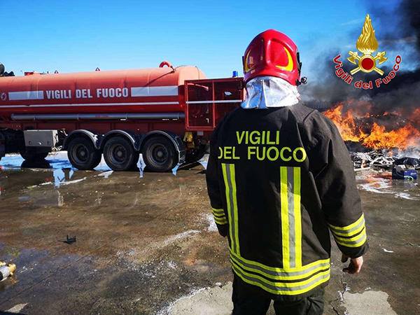Incendio rifiuti capannone mercato a Crotone. intervento dei Vvf. Disagi lungo la SS106