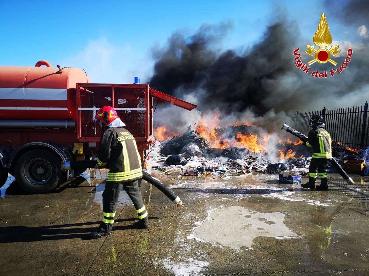 Incendio rifiuti capannone mercato a Crotone. intervento dei Vvf. Disagi lungo la SS106