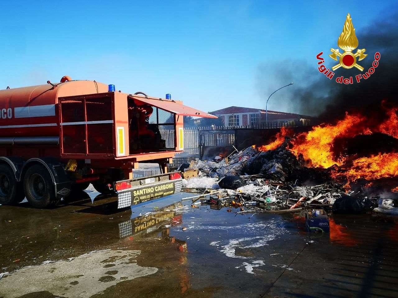Incendio rifiuti capannone mercato a Crotone. intervento dei Vvf. Disagi lungo la SS106