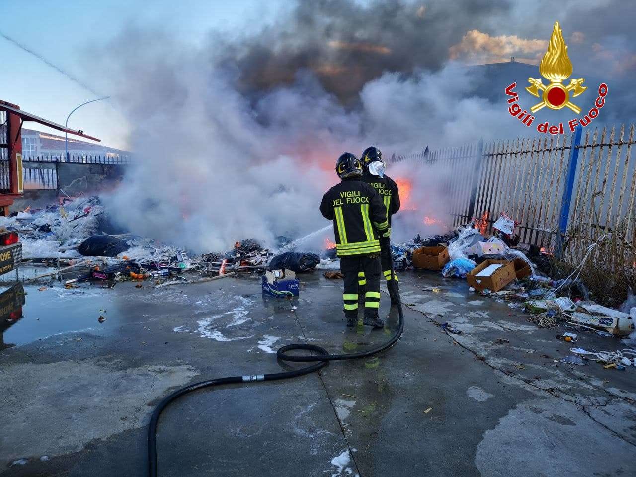 Incendio rifiuti capannone mercato a Crotone. intervento dei Vvf. Disagi lungo la SS106