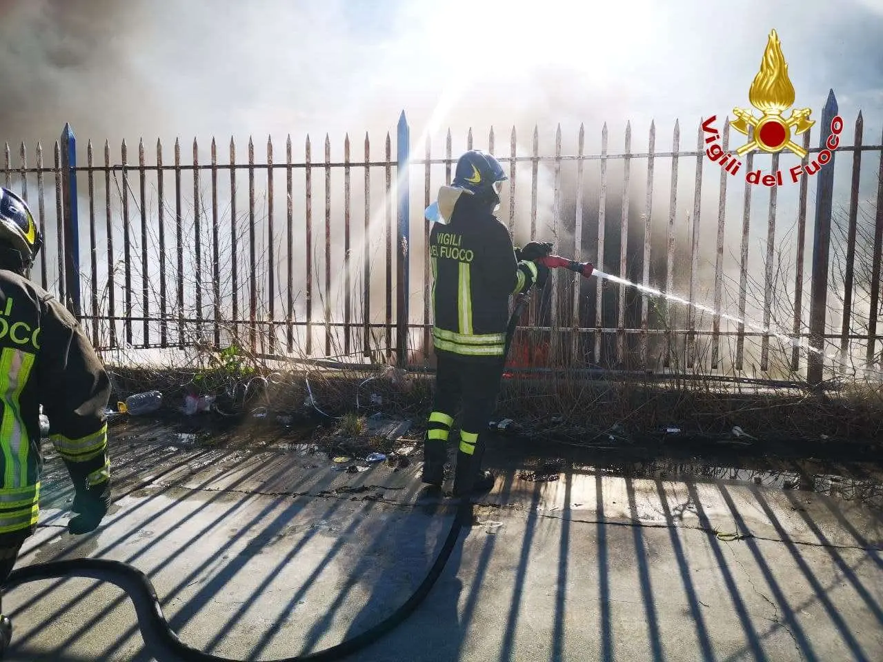 Incendio rifiuti capannone mercato a Crotone. intervento dei Vvf. Disagi lungo la SS106
