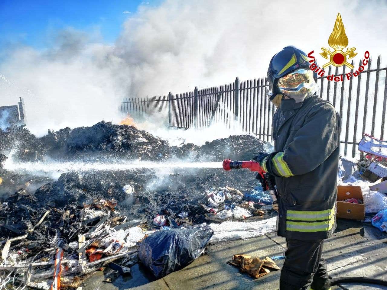 Incendio rifiuti capannone mercato a Crotone. intervento dei Vvf. Disagi lungo la SS106
