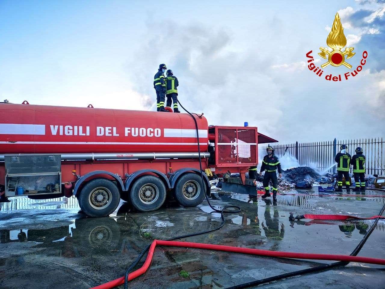 Incendio rifiuti capannone mercato a Crotone. intervento dei Vvf. Disagi lungo la SS106