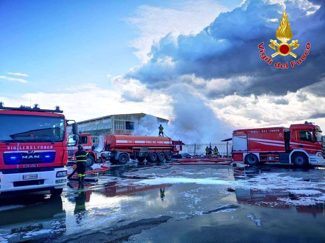 Incendio rifiuti capannone mercato a Crotone. intervento dei Vvf. Disagi lungo la SS106