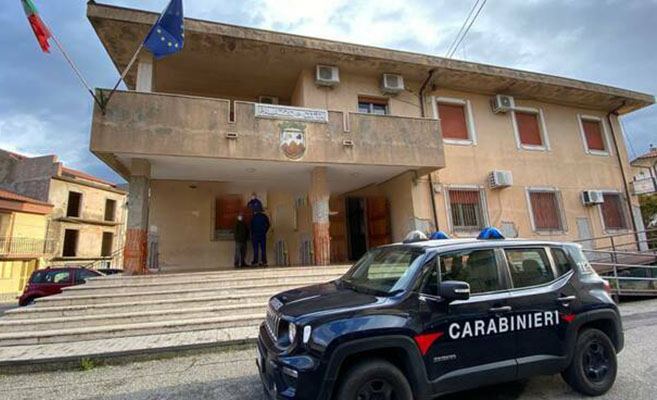 Inchiesta su comune Palermiti, chiesto giudizio per 13