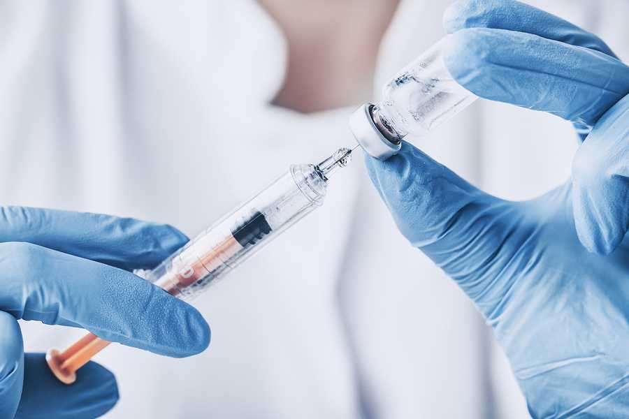 Toti, vaccinare anziani in 3 settimane e poi riaprire tutto