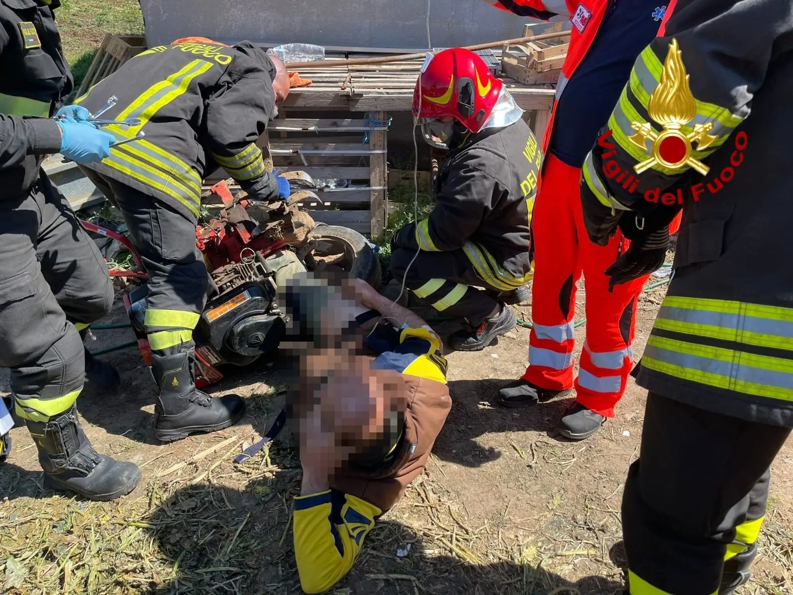 Incidenti lavoro: 39enne gamba in lame motozappa, liberato da Vvf. Foto e Video