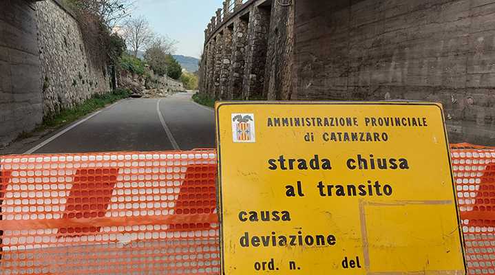 Marcellinara, crollo muro SP168/1. Sindaco Vittorio Scerbo: “la provincia destini 50mila euro" Foto