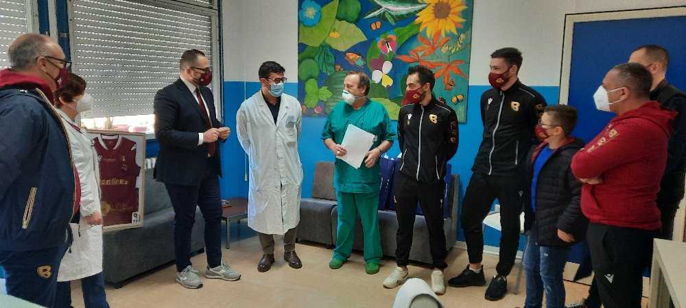 Il BC5 dona le Uova di Pasqua al reparto pediatrico dell'Ospedale Civile di Locri