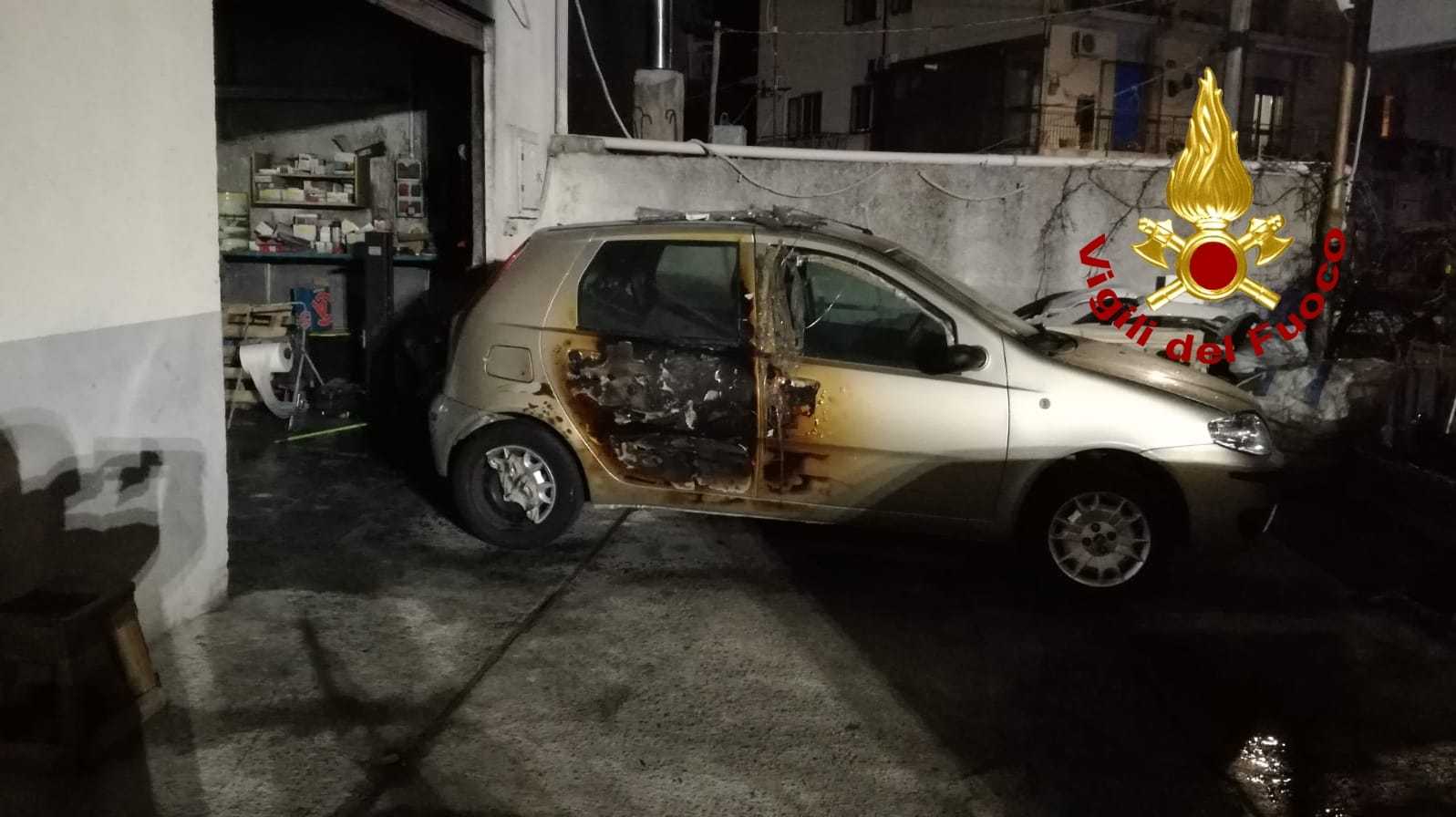 Incendi: rogo in carrozzeria a Catanzaro divampate 4 auto ed uno scooter Intervento dei Vvf