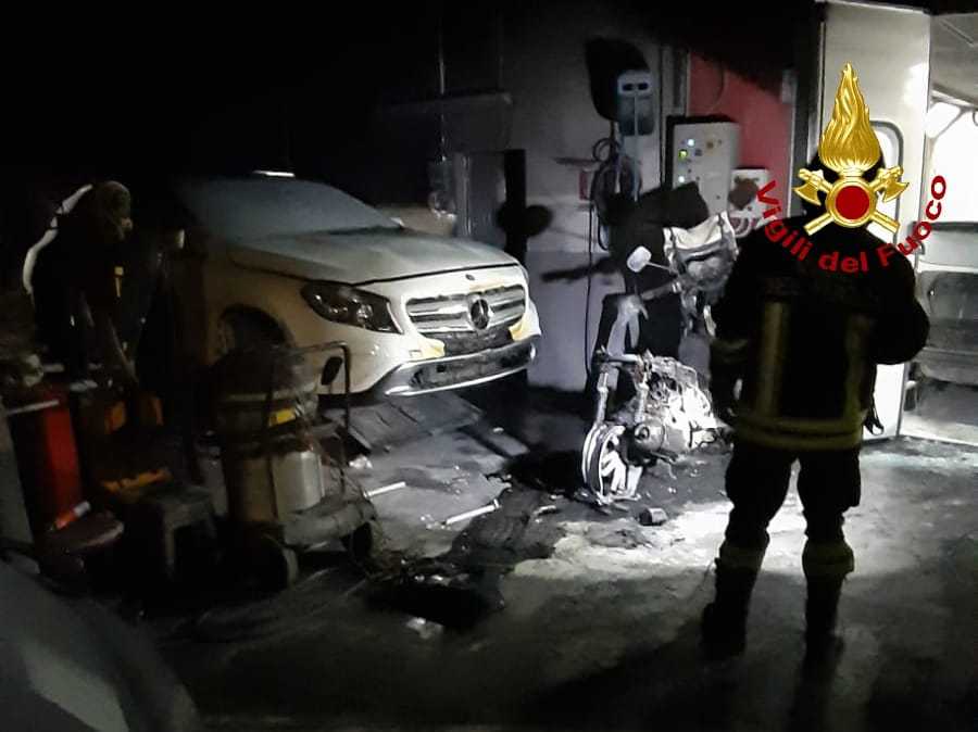 Incendi: rogo in carrozzeria a Catanzaro divampate 4 auto ed uno scooter Intervento dei Vvf