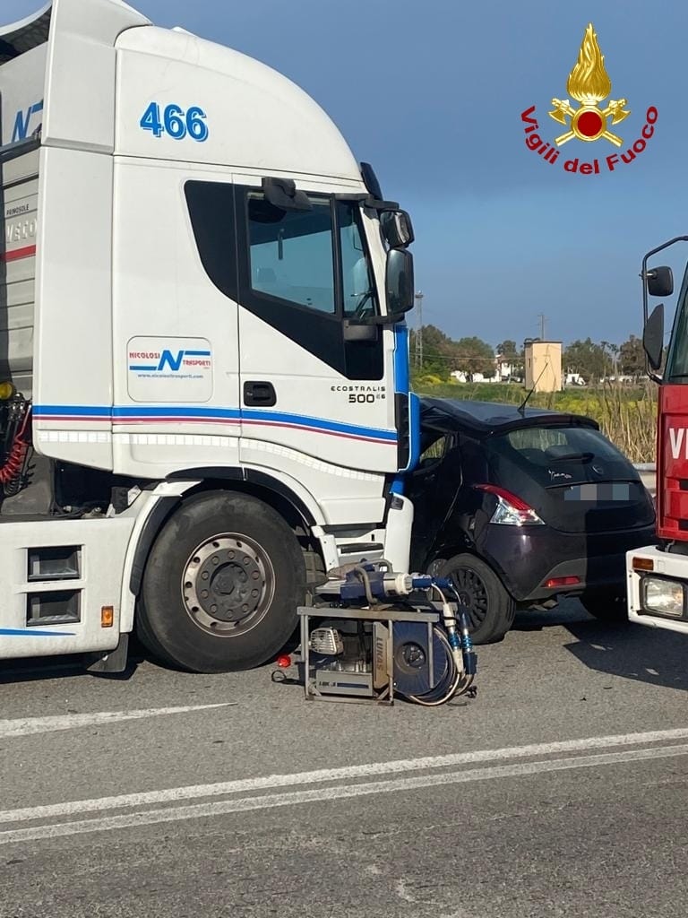 Incidenti stradali. SS106 scontro  autoarticolato e Auto bilancio un morto