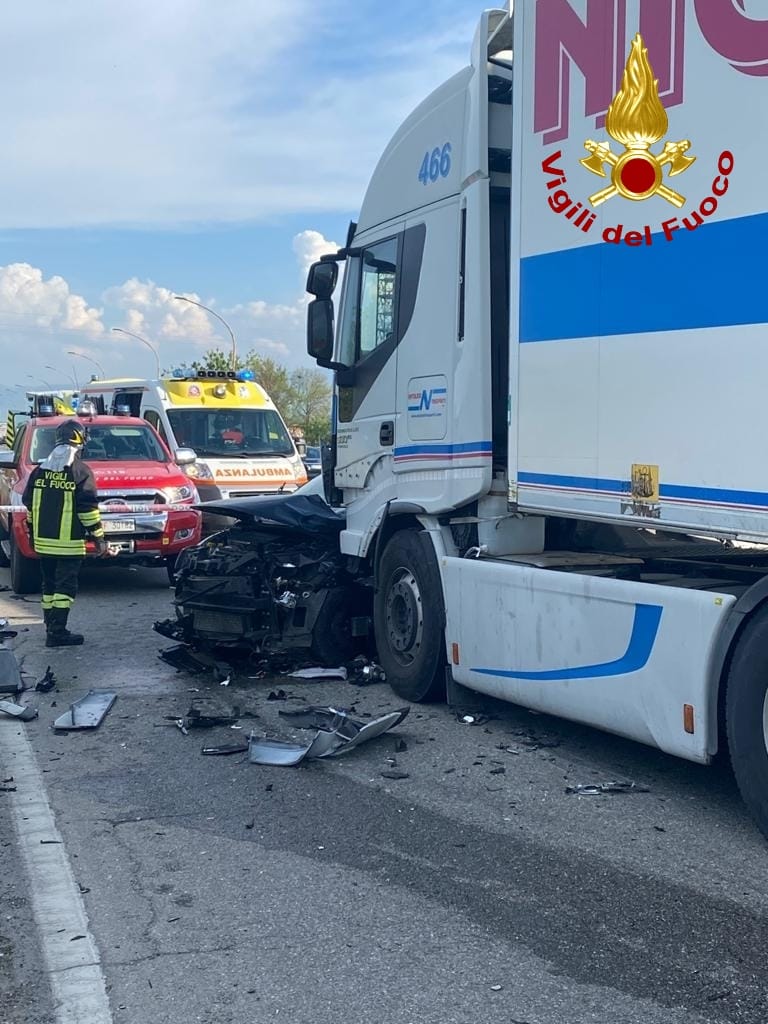 Incidenti stradali. SS106 scontro  autoarticolato e Auto bilancio un morto