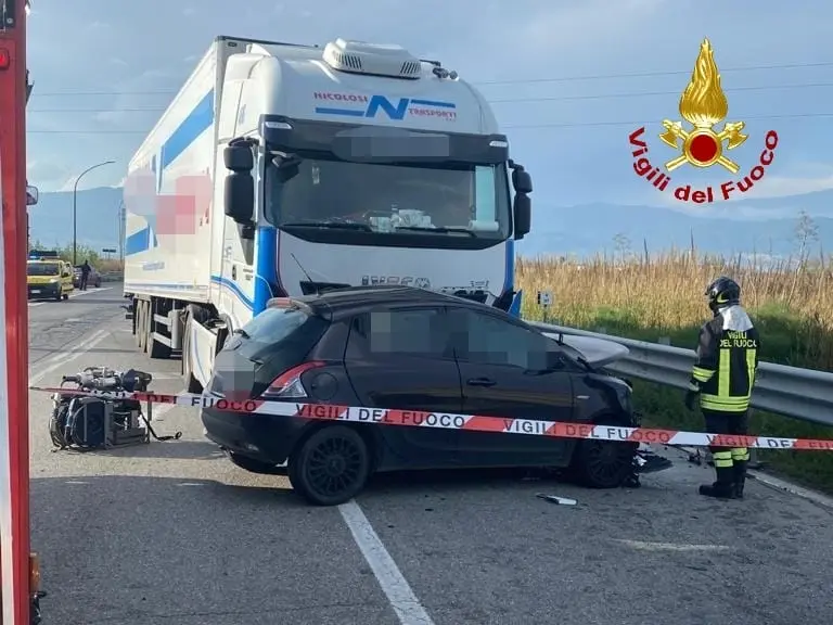 Incidenti stradali. SS106 scontro  autoarticolato e Auto bilancio un morto