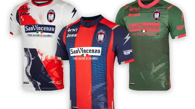 Calcio: scelta green Crotone, maglie con plastica riciclata