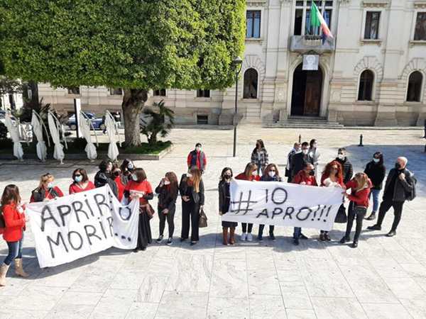 Covid: Reggio, sit-in parrucchieri e estetisti contro chiusure