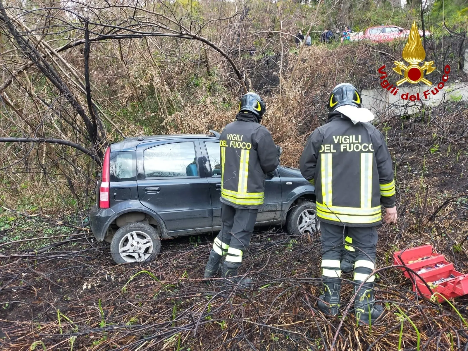 Incidenti Stradali. Perde controllo dell'auto e vola giù nella scarpata, feriti donna e bimbo 7 anni